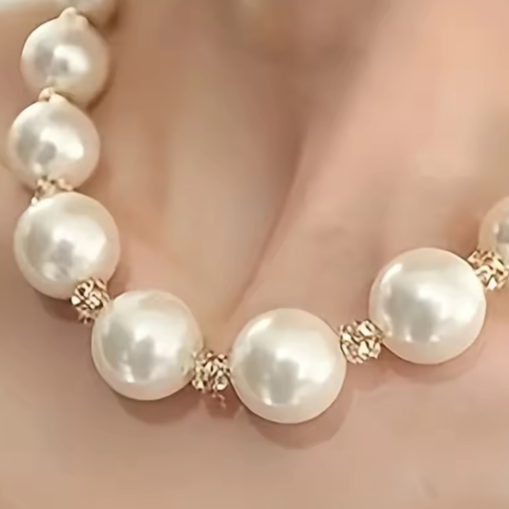 Modern Pearl Gold Necklace - Picture 3 of 4